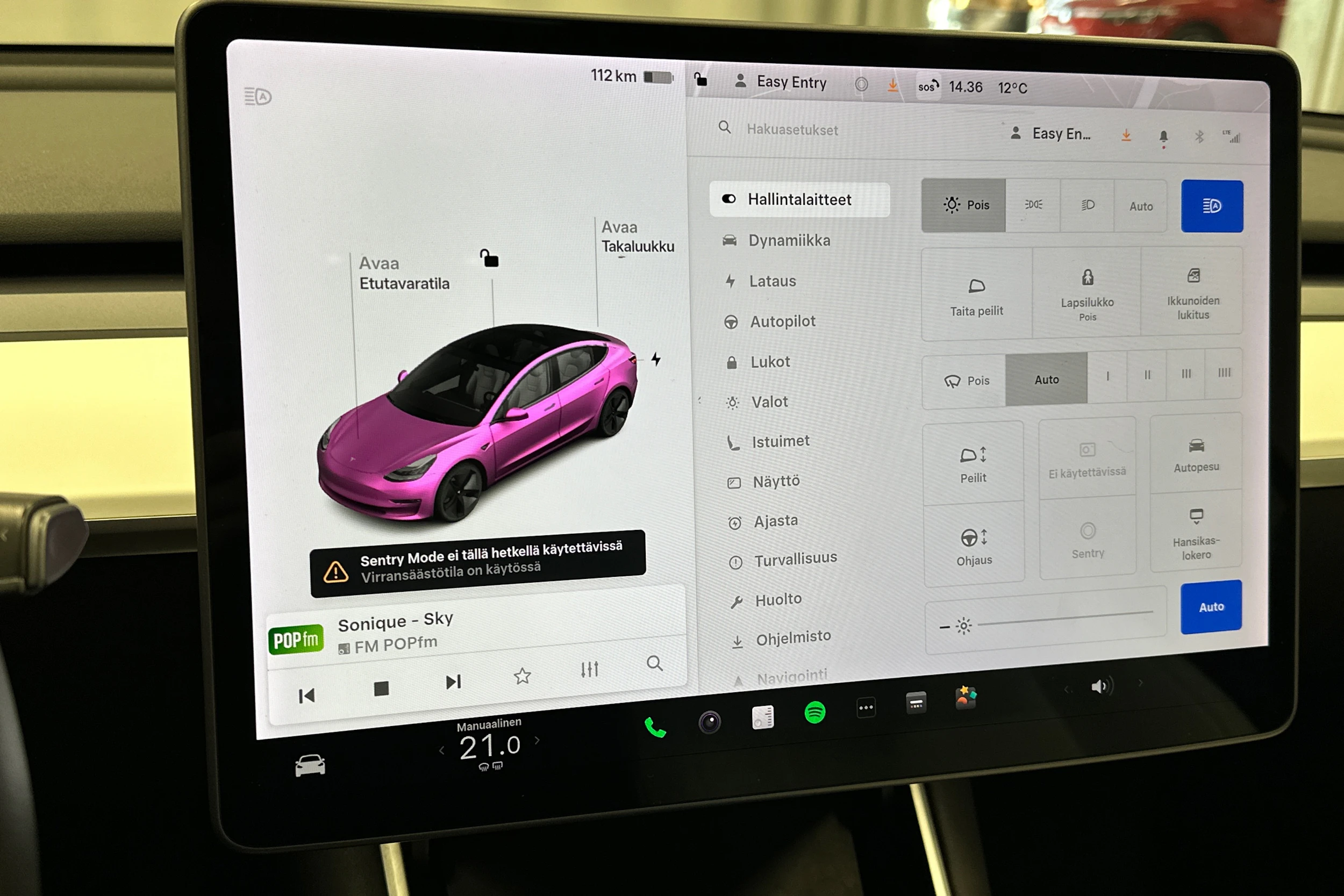 valkoinen Tesla Model 3 2020 kuva 18.