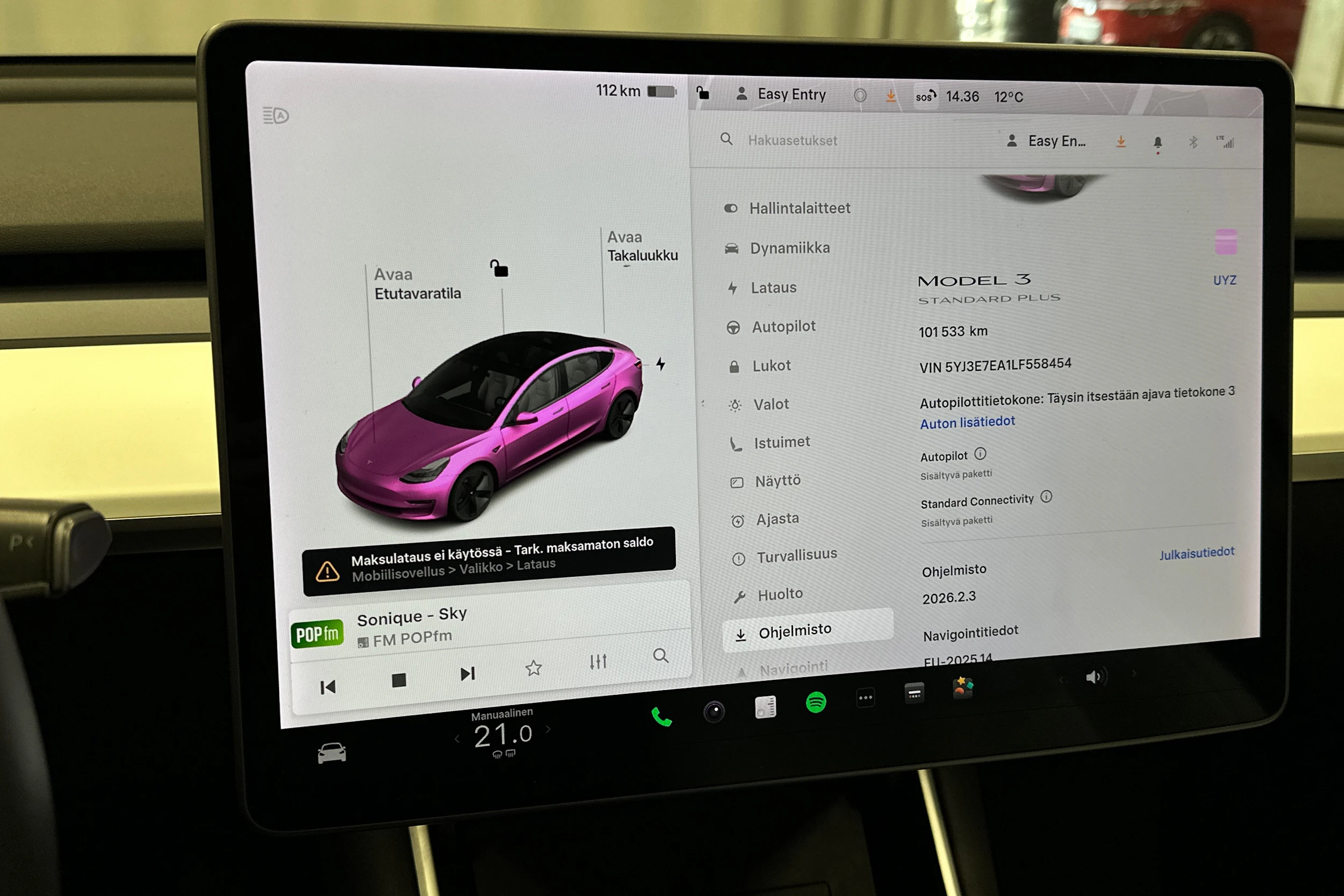 valkoinen Tesla Model 3 2020 kuva 19.