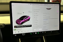 valkoinen Tesla Model 3 2020 kuva 19.