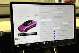 valkoinen Tesla Model 3 2020 kuva 21.