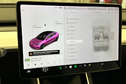 valkoinen Tesla Model 3 2020 kuva 22.