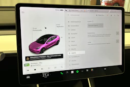 valkoinen Tesla Model 3 2020 kuva 23.