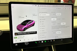 valkoinen Tesla Model 3 2020 kuva 24.