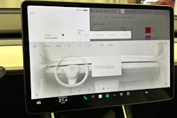 valkoinen Tesla Model 3 2020 kuva 25.