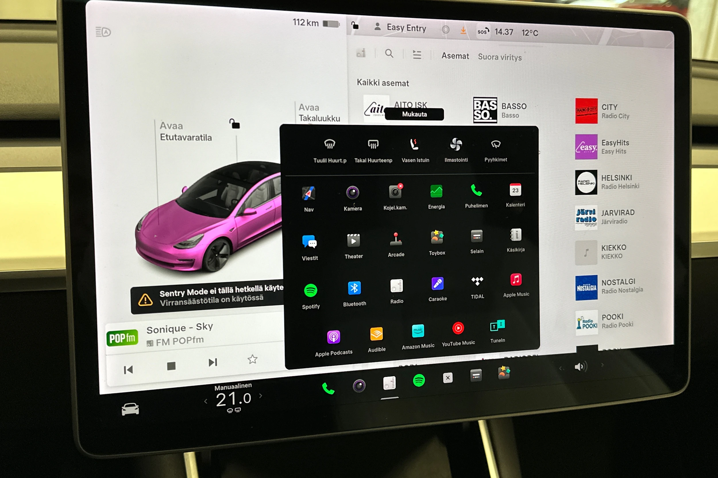 valkoinen Tesla Model 3 2020 kuva 26.