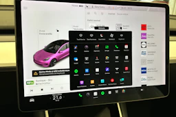 valkoinen Tesla Model 3 2020 kuva 26.