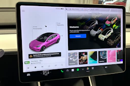 valkoinen Tesla Model 3 2020 kuva 27.