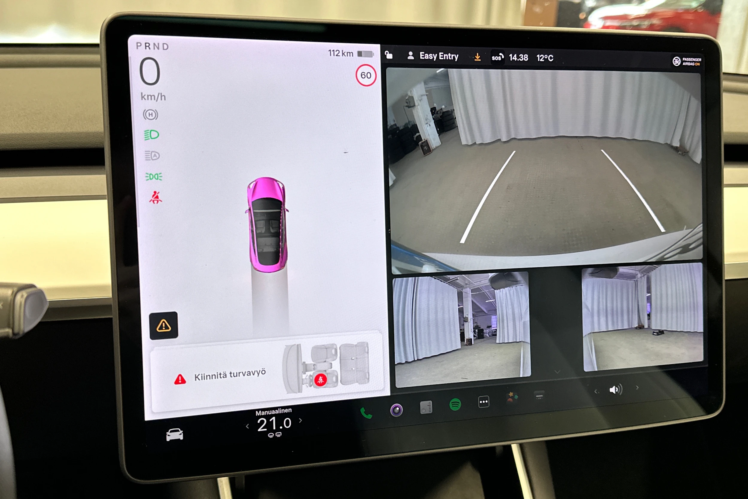 valkoinen Tesla Model 3 2020 kuva 28.