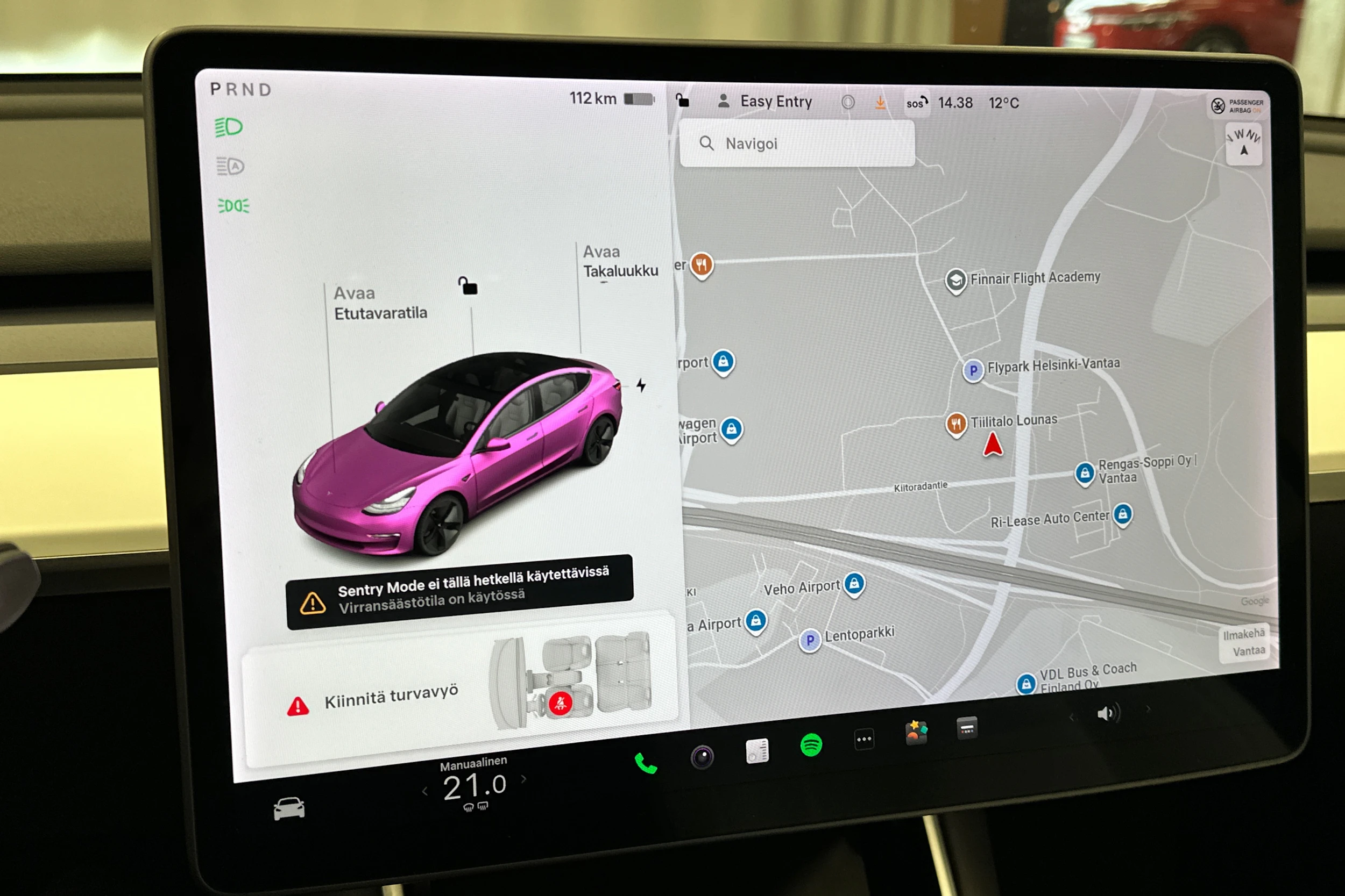 valkoinen Tesla Model 3 2020 kuva 29.