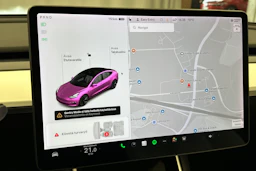 valkoinen Tesla Model 3 2020 kuva 29.