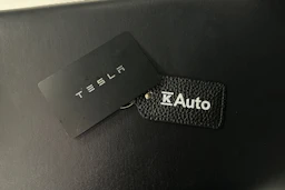 valkoinen Tesla Model 3 2020 kuva 32.