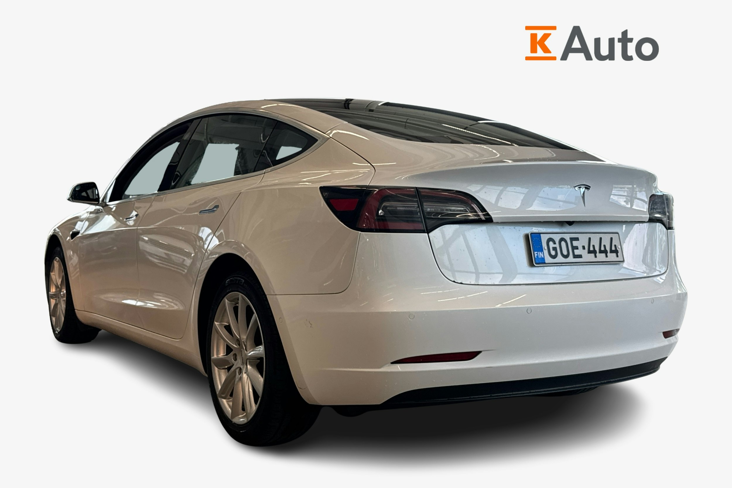Valkoinen Tesla Model 3 2020 kuva 2.