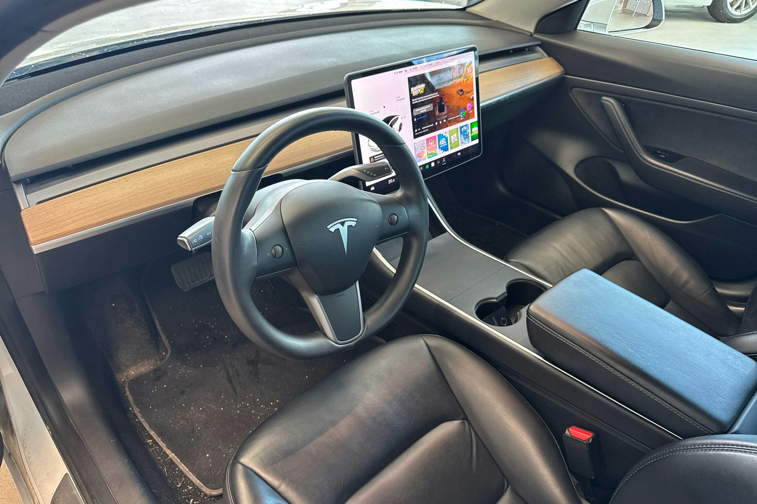Valkoinen Tesla Model 3 2020 kuva 3.