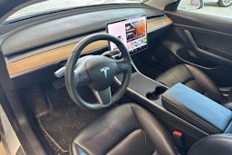 Valkoinen Tesla Model 3 2020 kuva 3.