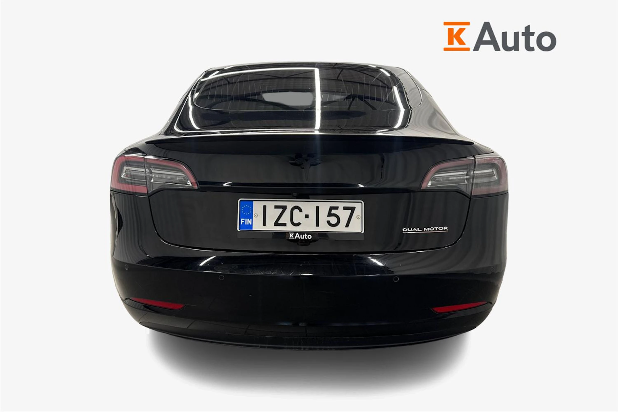 Musta Tesla Model 3 2020 kuva 4.