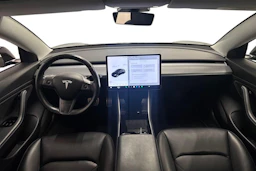 Musta Tesla Model 3 2020 kuva 9.