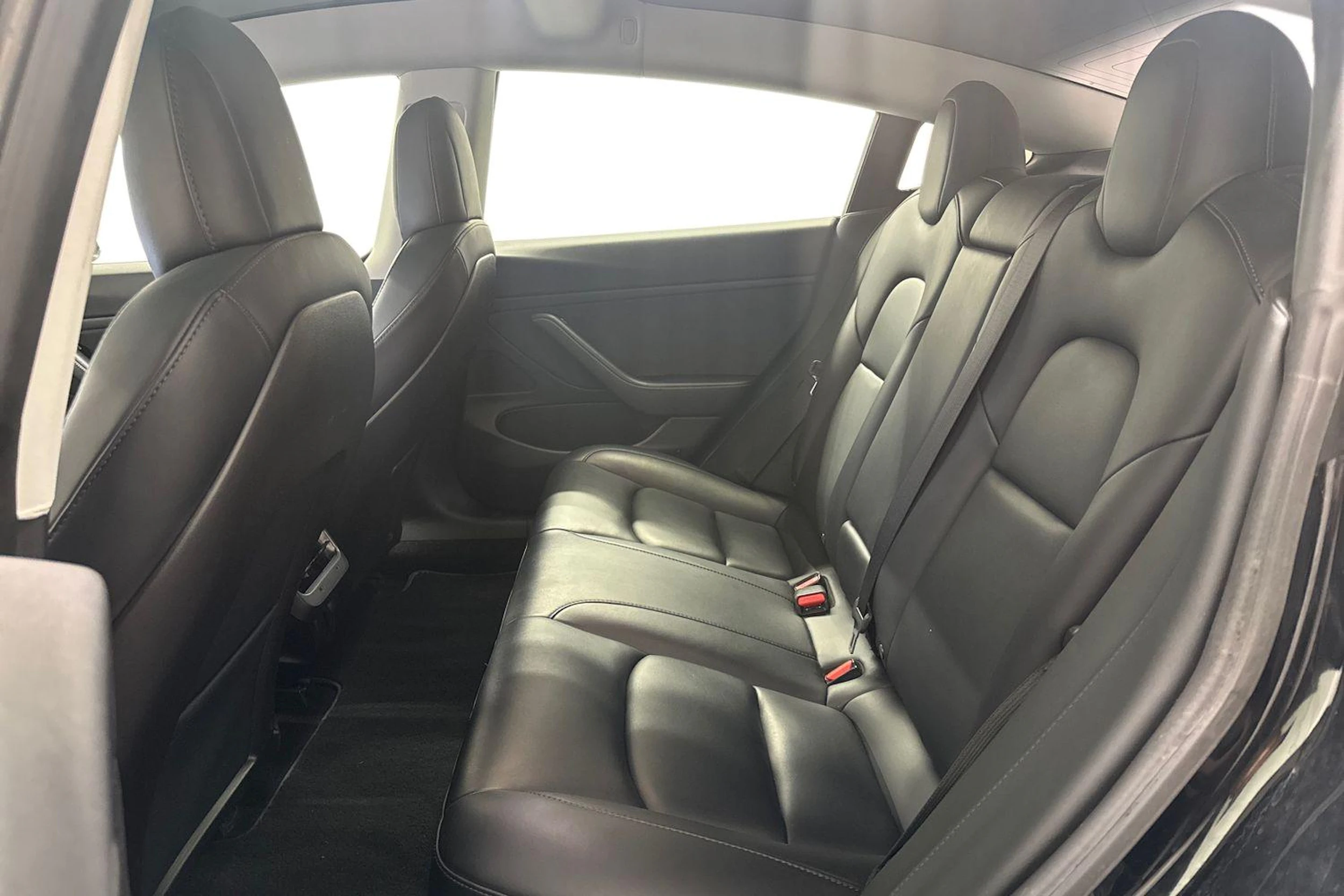 Musta Tesla Model 3 2020 kuva 11.