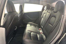 Musta Tesla Model 3 2020 kuva 11.