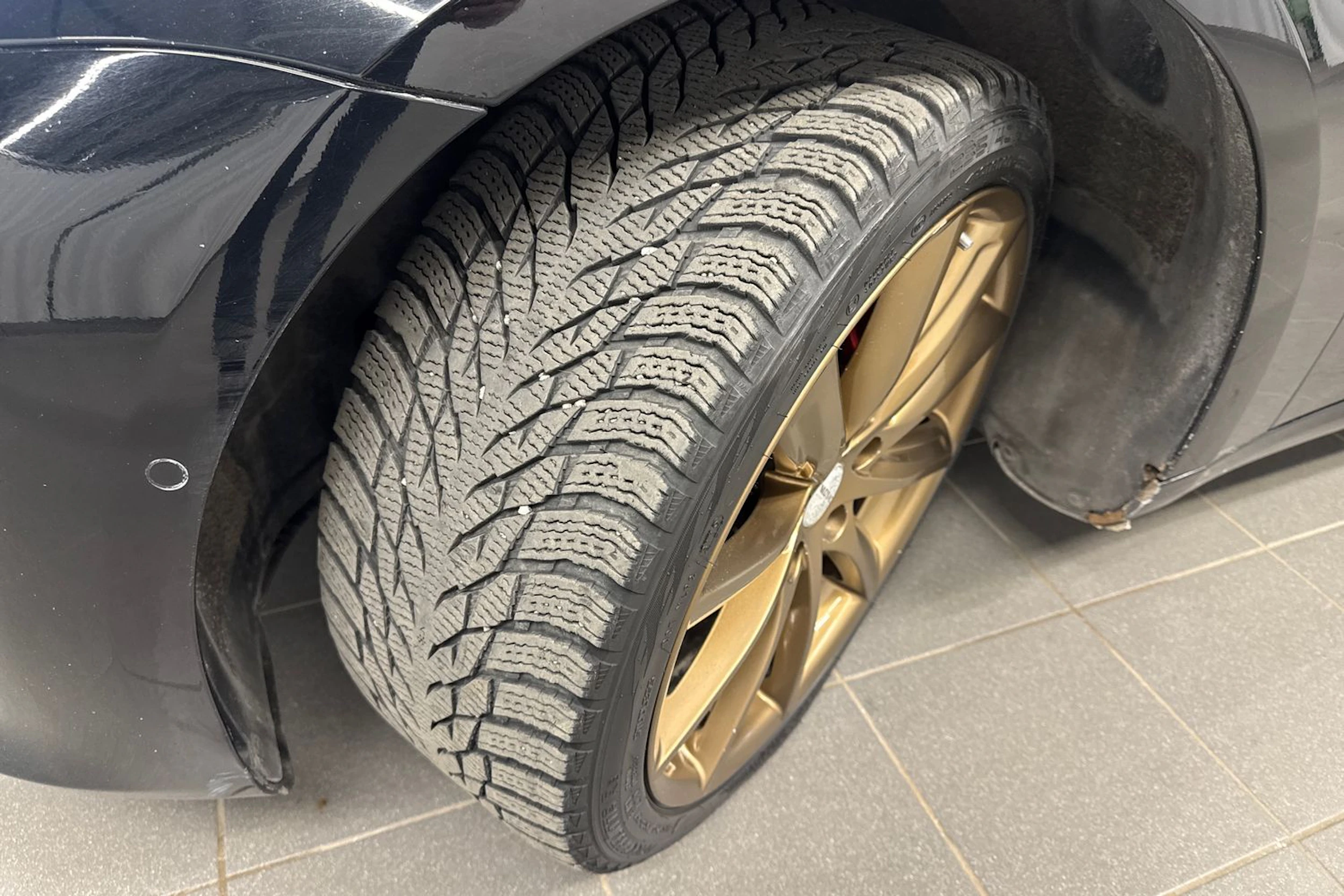 Musta Tesla Model 3 2020 kuva 13.