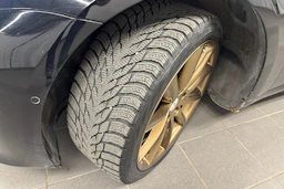 Musta Tesla Model 3 2020 kuva 13.