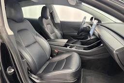 Musta Tesla Model 3 2020 kuva 15.