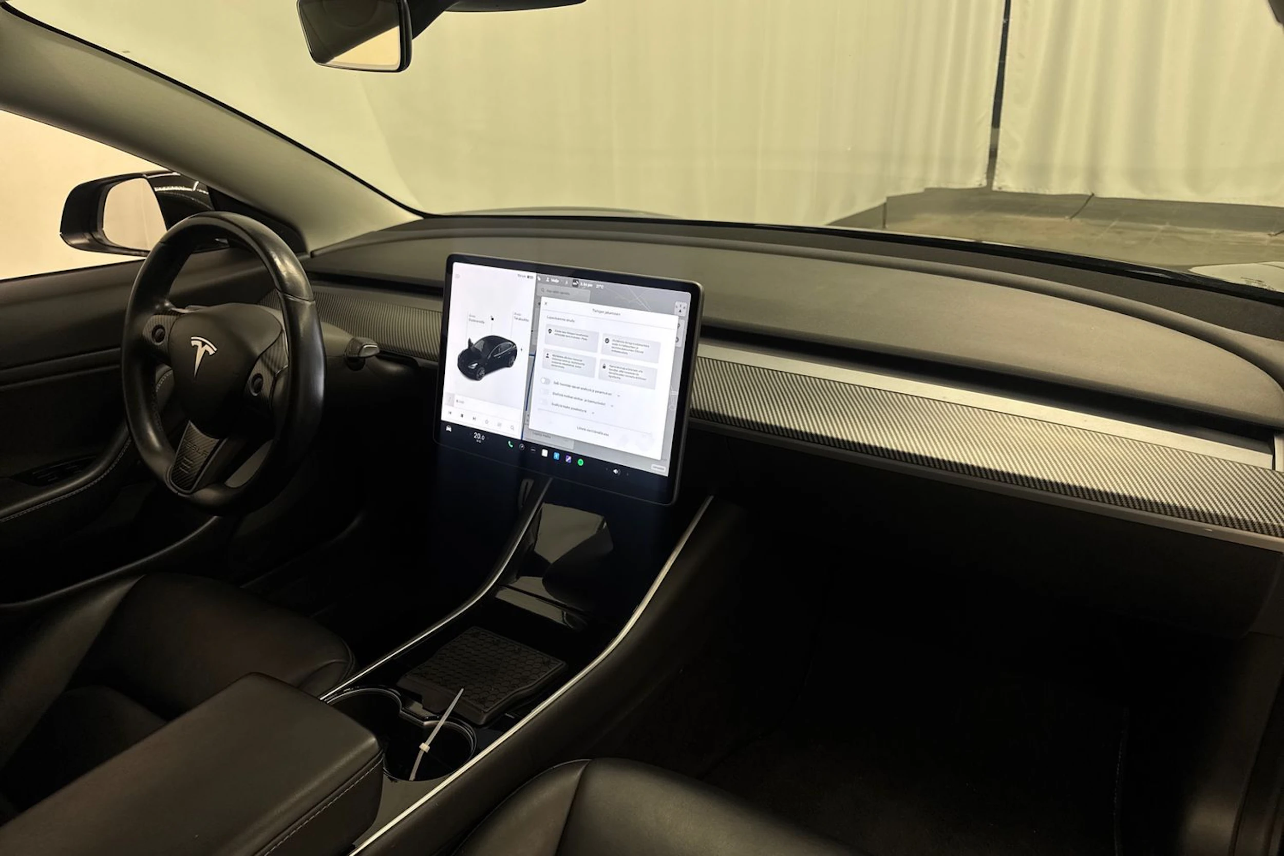 Musta Tesla Model 3 2020 kuva 16.