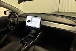 Musta Tesla Model 3 2020 kuva 16.
