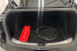 Musta Tesla Model 3 2020 kuva 17.