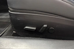 Musta Tesla Model 3 2020 kuva 18.