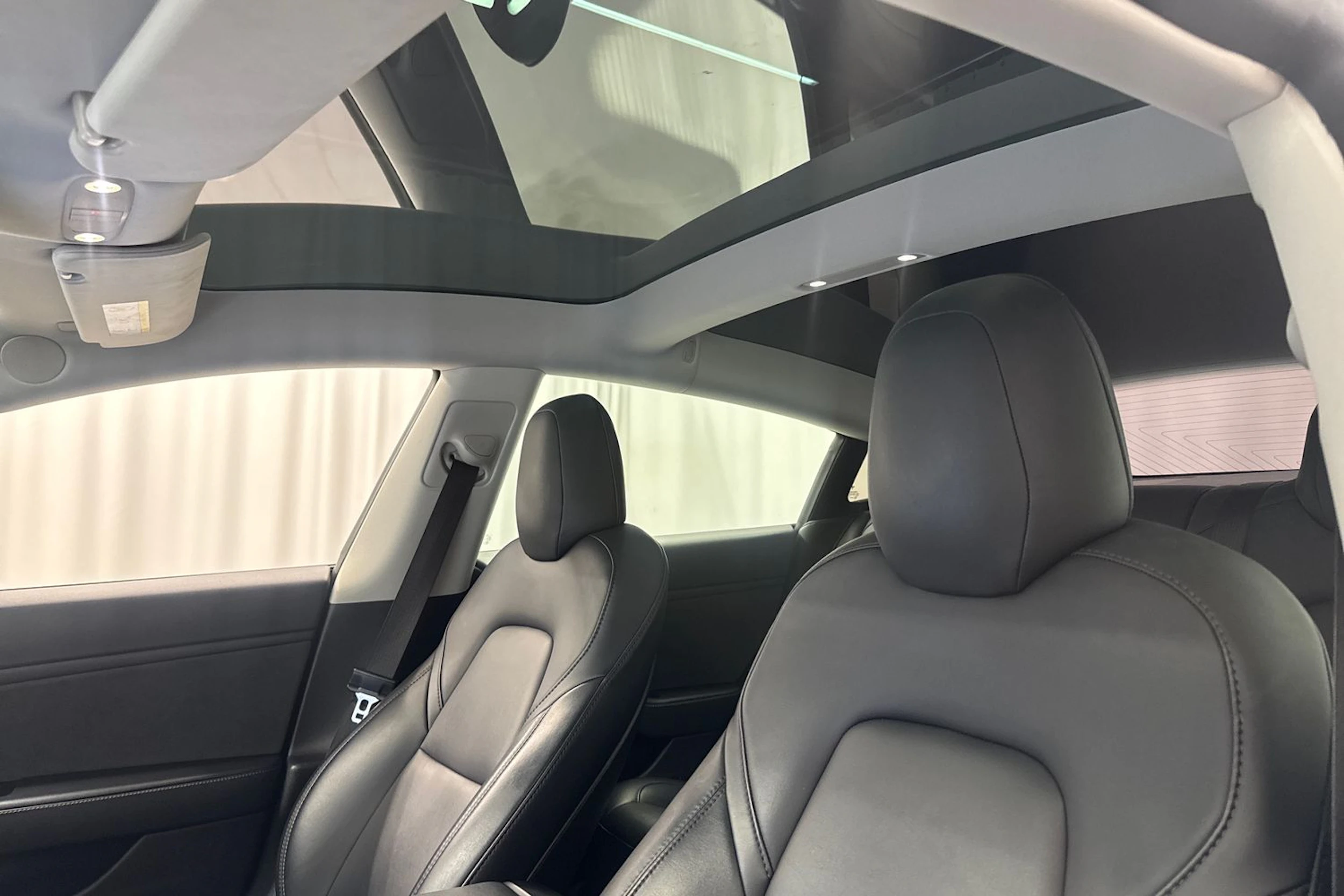 Musta Tesla Model 3 2020 kuva 19.