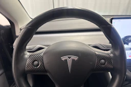Musta Tesla Model 3 2020 kuva 20.