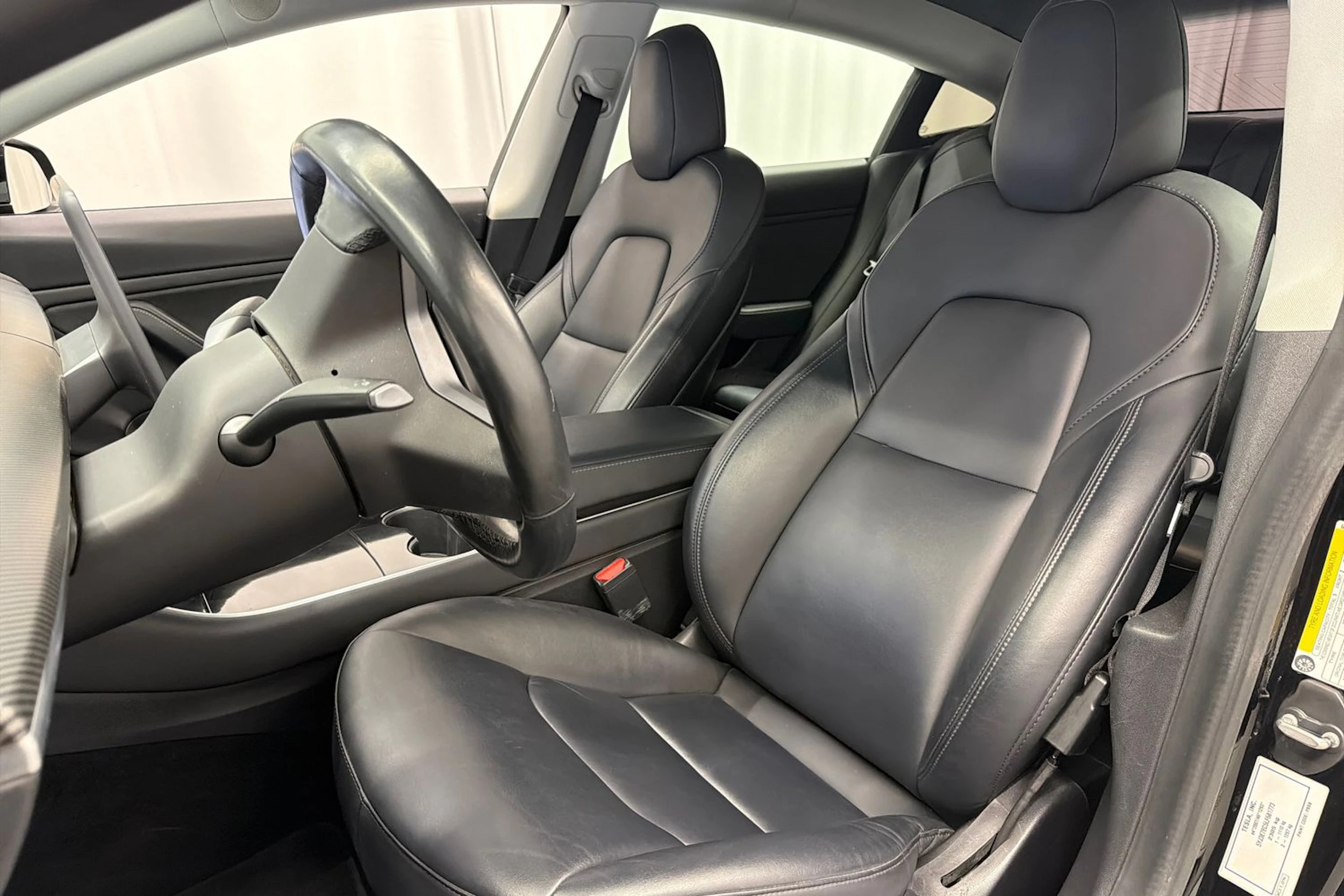 musta Tesla Model 3 2020 kuva 28.
