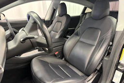 musta Tesla Model 3 2020 kuva 28.