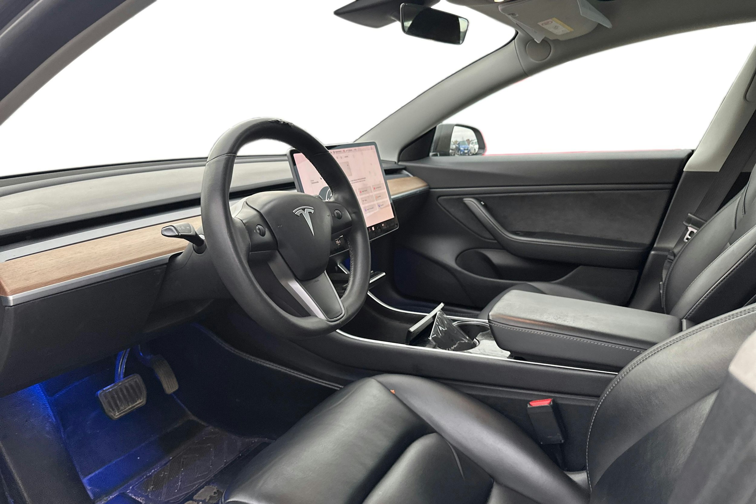 Valkoinen Tesla Model 3 2020 kuva 3.