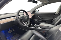 Valkoinen Tesla Model 3 2020 kuva 3.