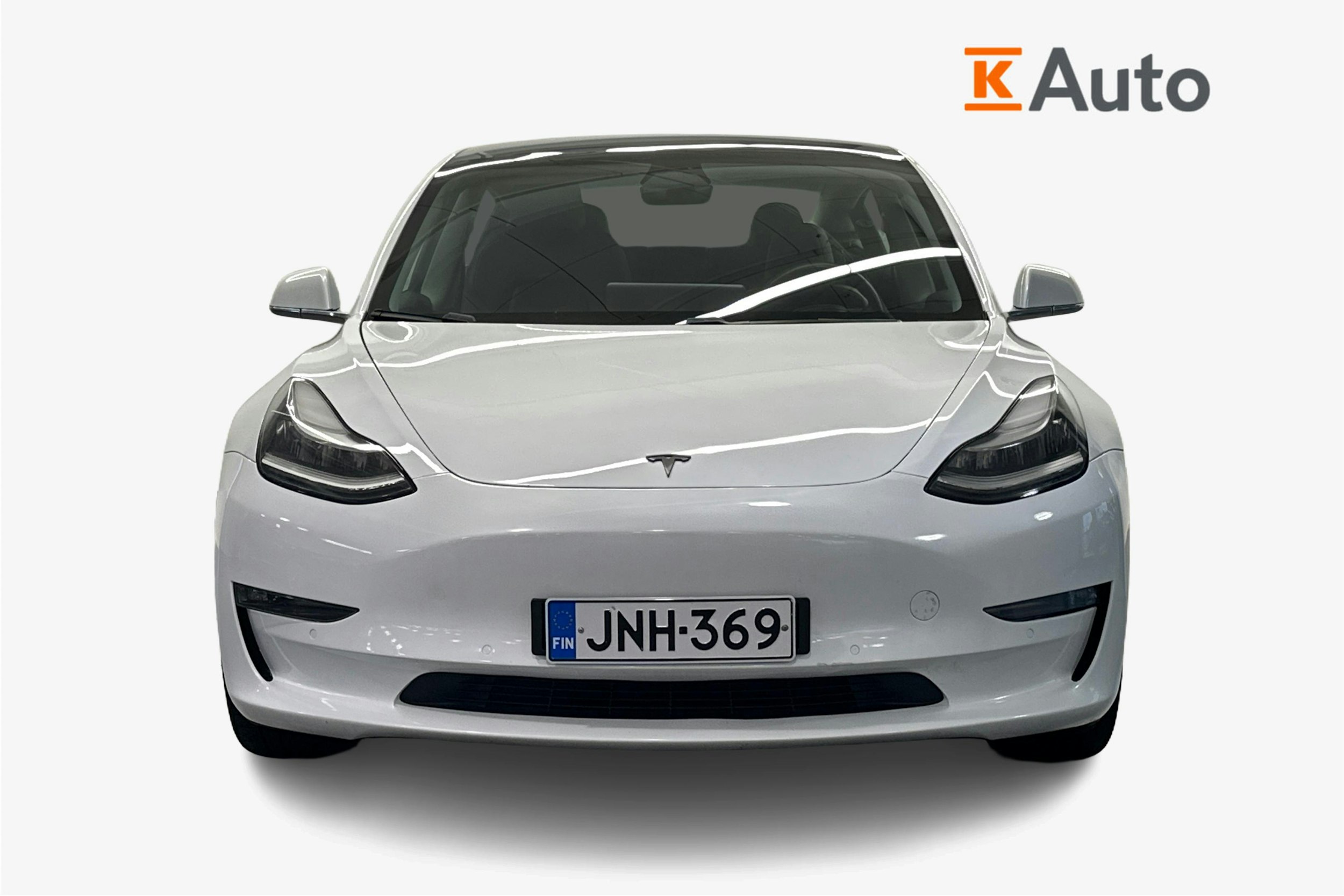 Valkoinen Tesla Model 3 2020 kuva 5.