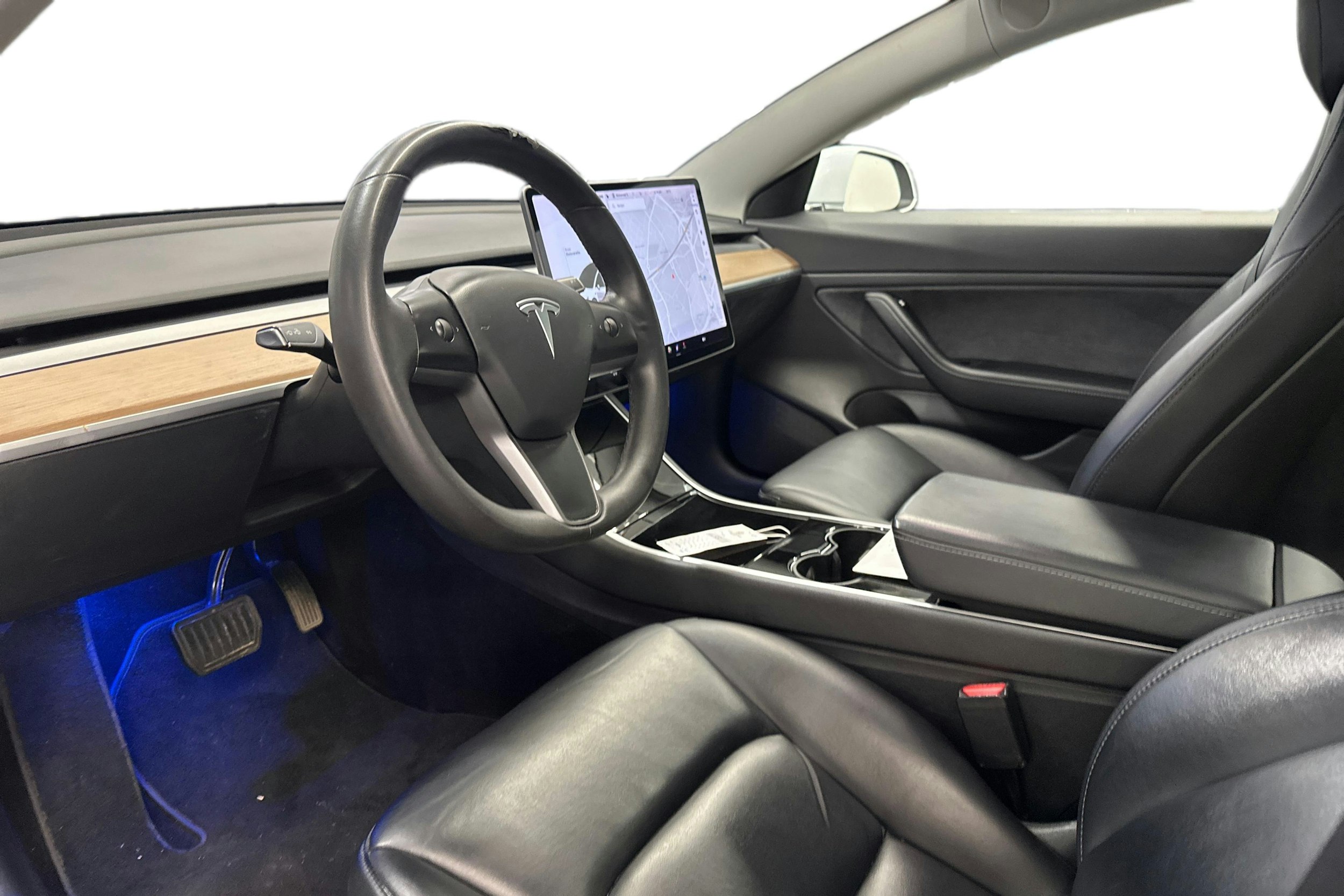 Valkoinen Tesla Model 3 2020 kuva 7.