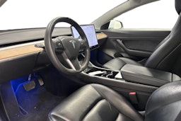Valkoinen Tesla Model 3 2020 kuva 7.