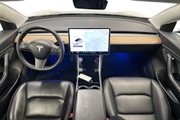 Valkoinen Tesla Model 3 2020 kuva 9.