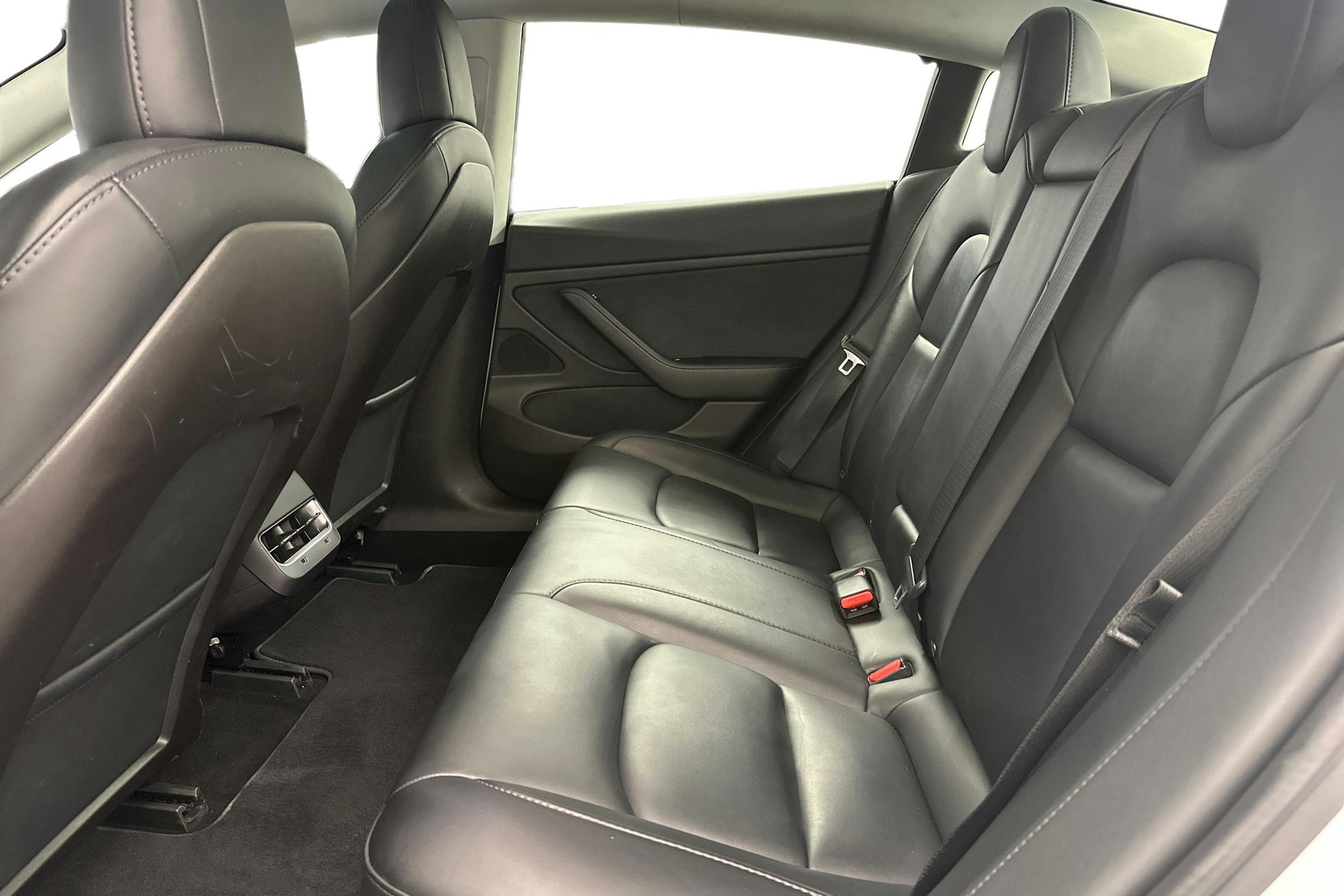 Valkoinen Tesla Model 3 2020 kuva 10.