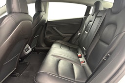 Valkoinen Tesla Model 3 2020 kuva 10.