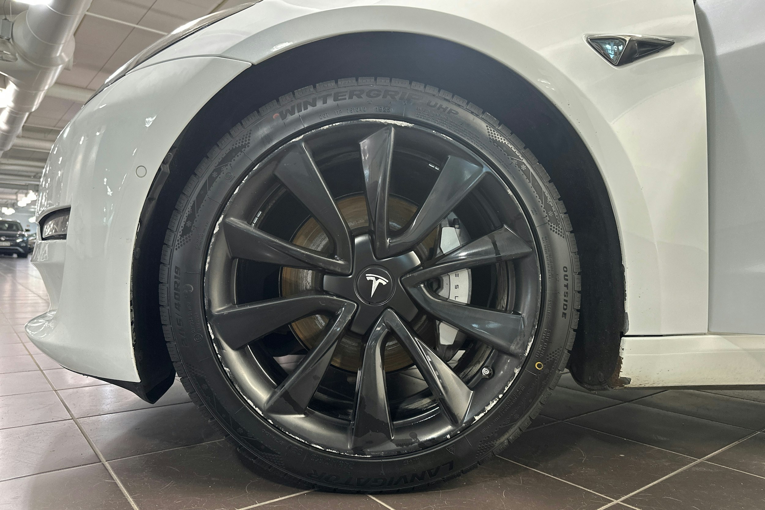 Valkoinen Tesla Model 3 2020 kuva 11.