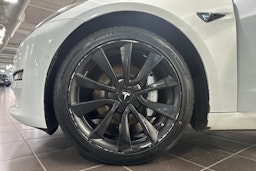 Valkoinen Tesla Model 3 2020 kuva 11.