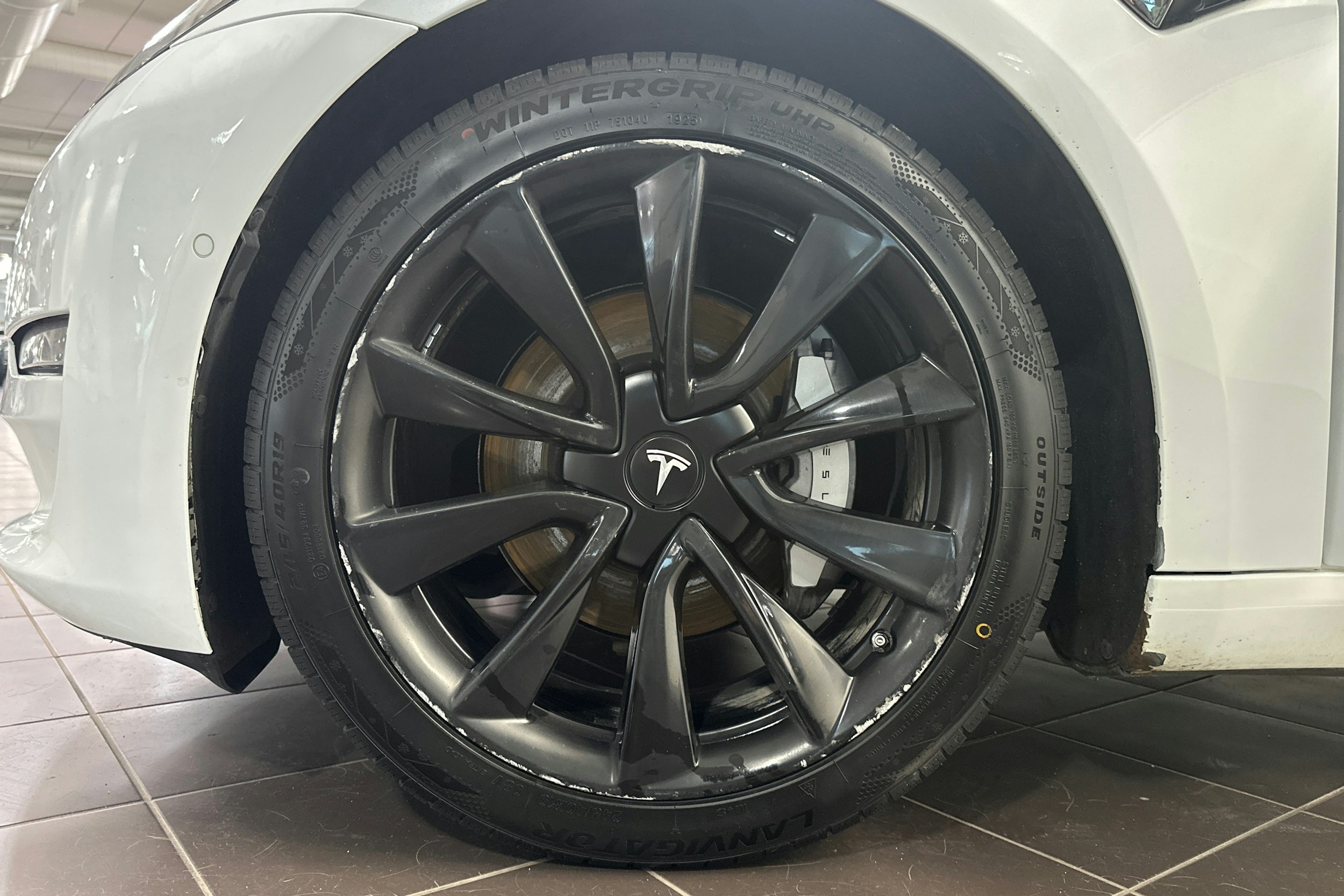 Valkoinen Tesla Model 3 2020 kuva 13.
