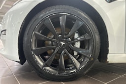 Valkoinen Tesla Model 3 2020 kuva 13.