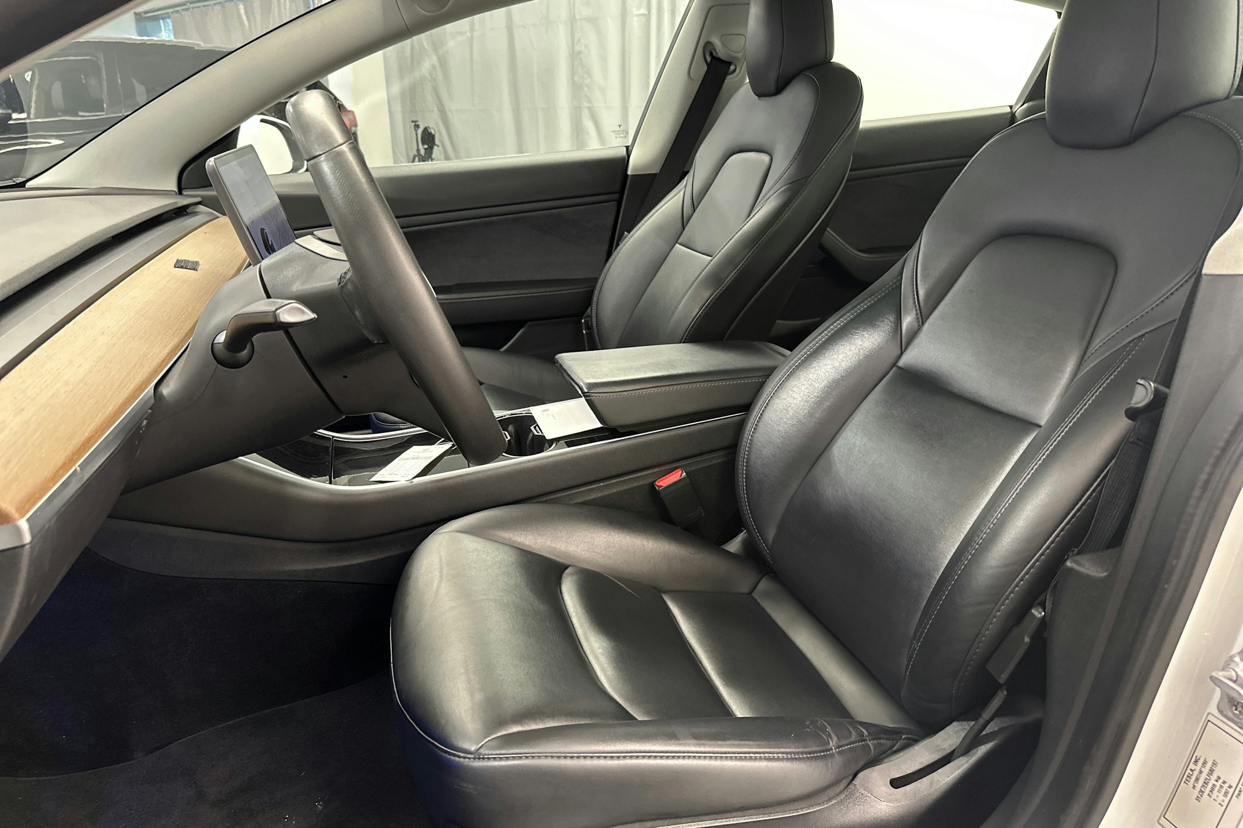 Valkoinen Tesla Model 3 2020 kuva 14.