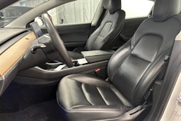 Valkoinen Tesla Model 3 2020 kuva 14.