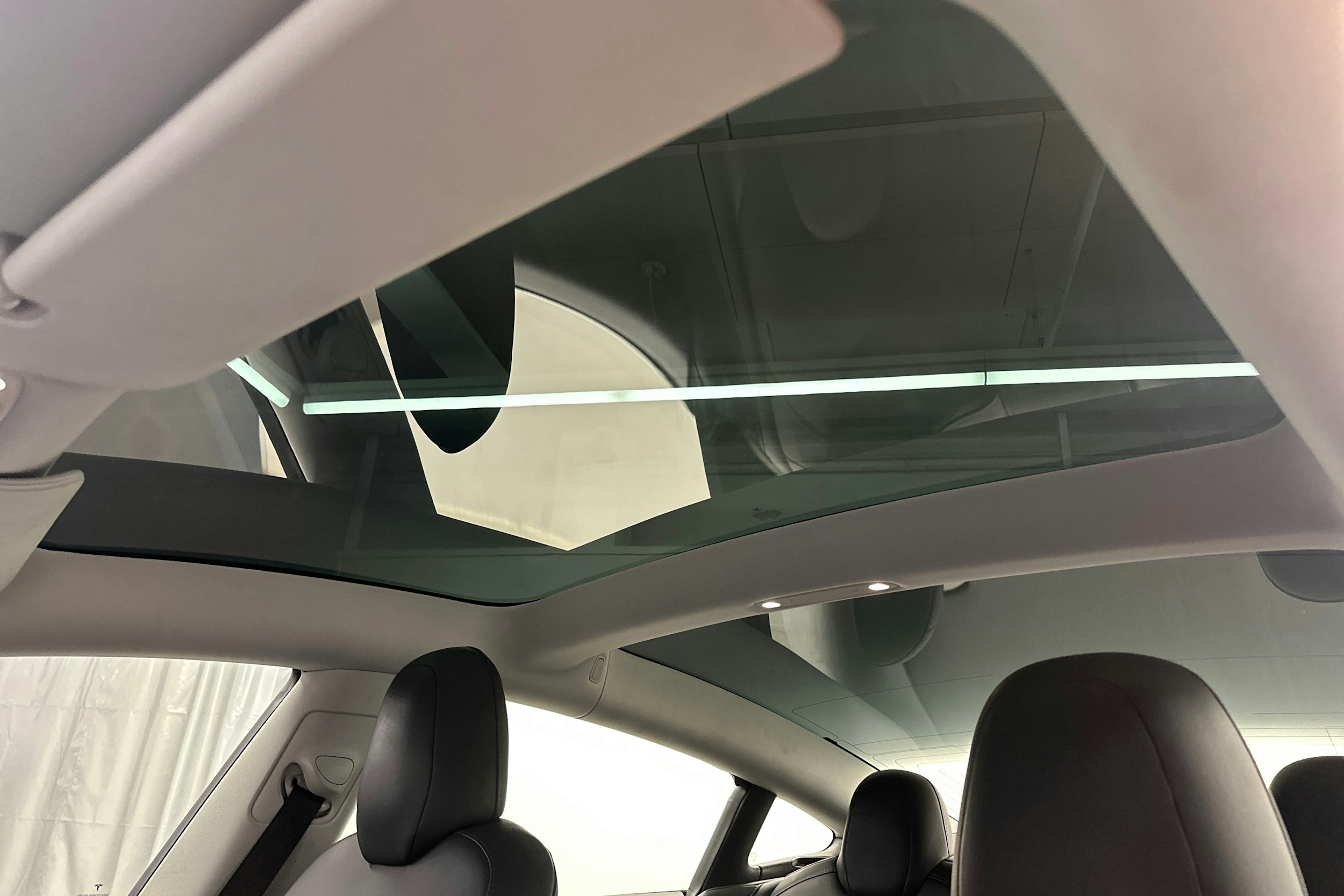 Valkoinen Tesla Model 3 2020 kuva 15.