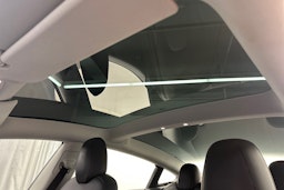 Valkoinen Tesla Model 3 2020 kuva 15.