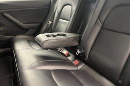Valkoinen Tesla Model 3 2020 kuva 16.